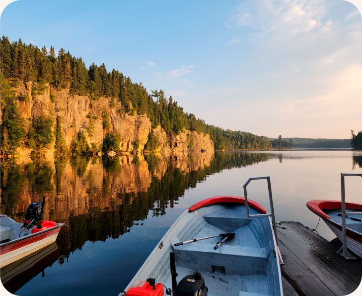 Lac et forêt avec chaloupe pour la pêche à la pourvoirie Au Pays de Réal Massé.
