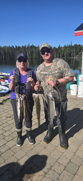 souvenir_real-masse_1 Couple de retraités à la pêche à la truite à la pourvoirie Au Pays de Réal Massé