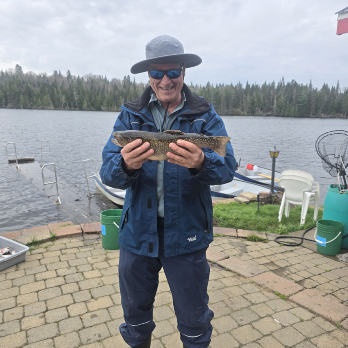 souvenir_real-masse_13 Homme avec truite au Pays de Réal Massé dans Lanaudière