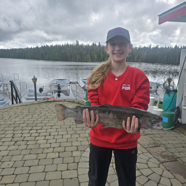 souvenir_real-masse_15 Adolescente avec truite au Pays de Réal Massé dans Lanaudière