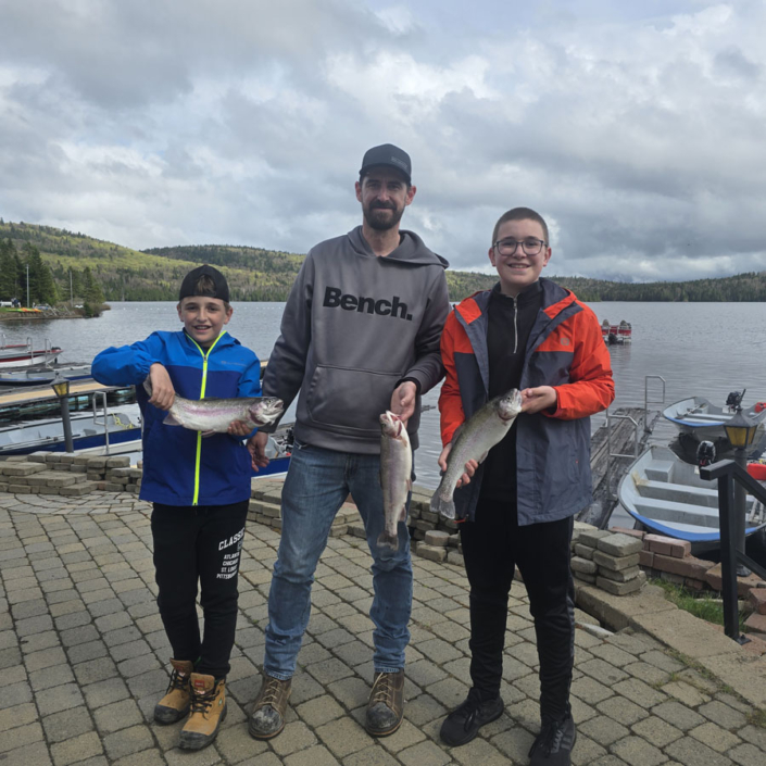 souvenir_real-masse_16 Père et ses deux fils à la pêche à la truite à la pourvoirie Ay Pays de Réal Massé