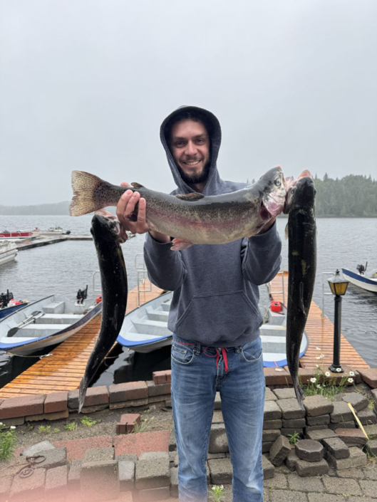 souvenir_real-masse_21 Jeune homme à la pêche à la truite à la pourvoirie Au Pays de Réal Massé