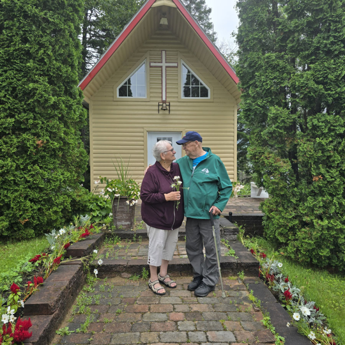 souvenir_real-masse_22 Couple de retraités amoureux devant un chalet de la pourvoirie Au Pays de Réal Massé dans Lanaudière
