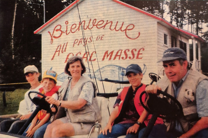 souvenir_real-masse_23 Vieille photo d'une famille devant l'auberge de la pourvoirie Au Pays de Réal Massé dans Lanaudière