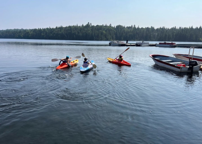 souvenir_real-masse_24 Enfants en kayak à la pourvoirie Au Pays de Réal Massé dans Lanaudière