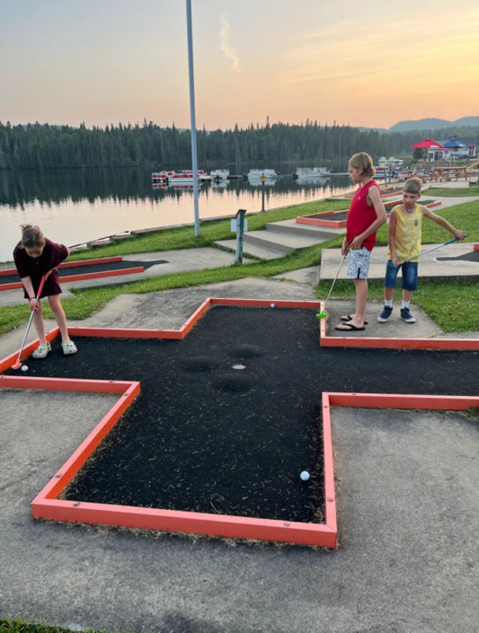 souvenir_real-masse_25 Enfants au mini-putt à la pourvoirie Au Pays de Réal Massé dans Lanaudière