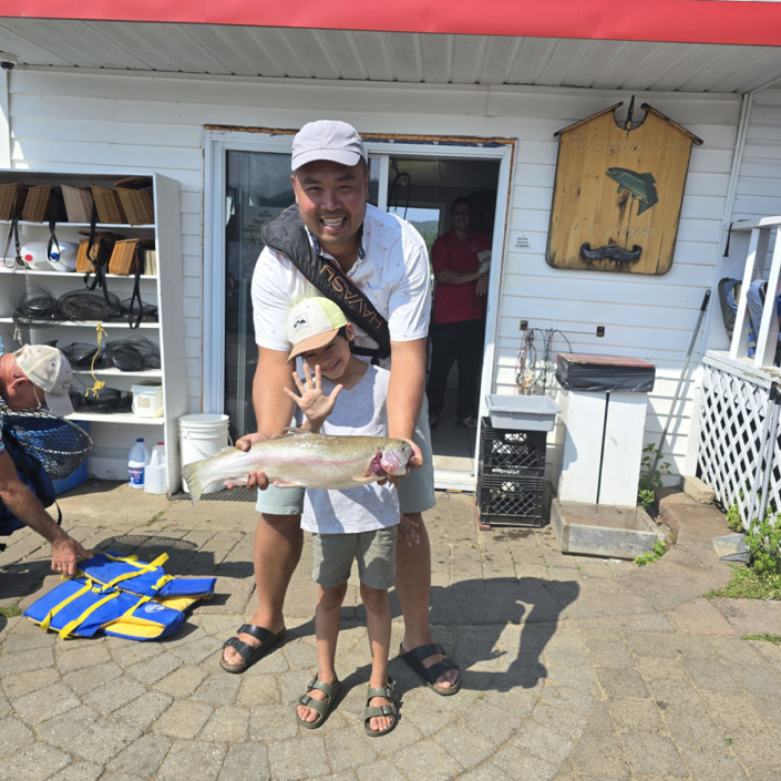 souvenir_real-masse_26 Père et fille à la pêche à la truite à la pourvoirie Au Pays de Réal Massé dans Lanaudière