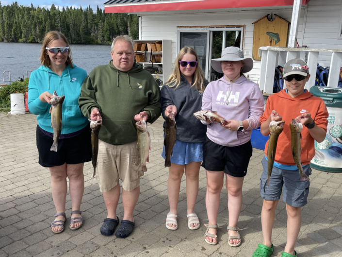 souvenir_real-masse_33 Famille à la pêche à la truite à la pourvoirie Au Pays de Réal Massé à la pêche à la truite.