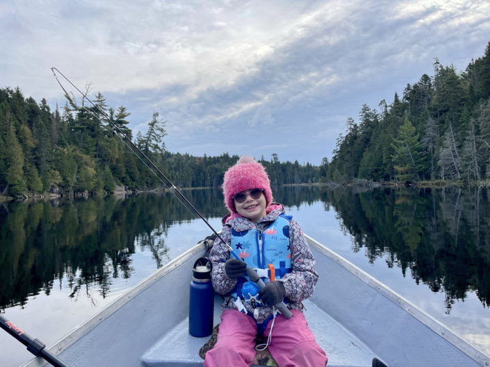 souvenir_real-masse_38 Jeune fille dans une chaloupe à la pêche à la pourvoirie Au Pays de Réal Massé