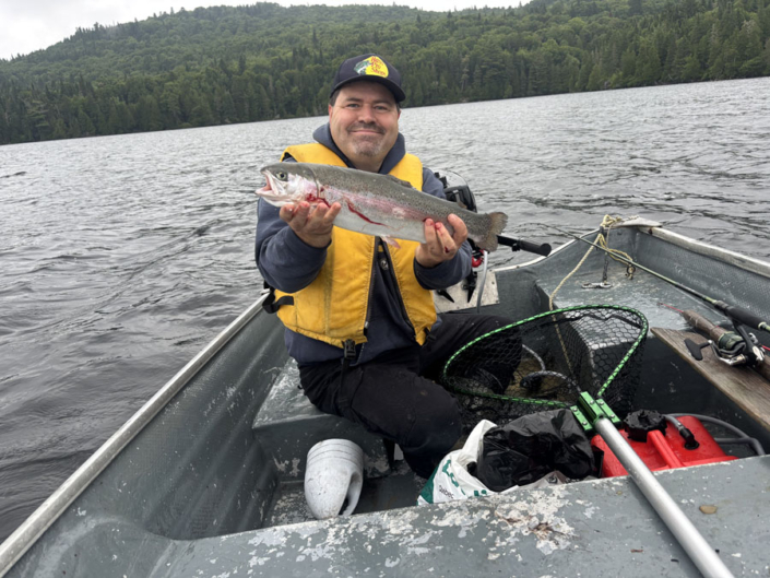 souvenir_real-masse_39 Homme en chaloupe avec une truite à la pourvoirie au Pays de Réal Massé