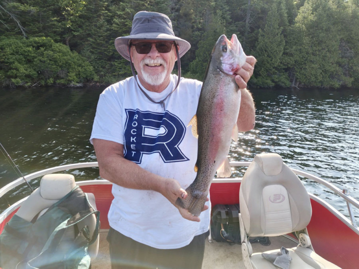 souvenir_real-masse_4 Homme retraité en chaloupe à la pêche à la