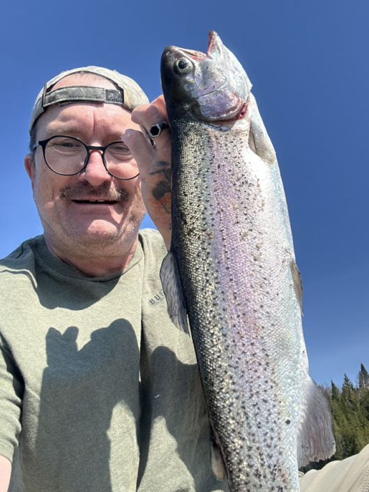 souvenir_real-masse_40 Homme et sa prise à la pêche à la pourvoirie Au Pays de Réal Massé