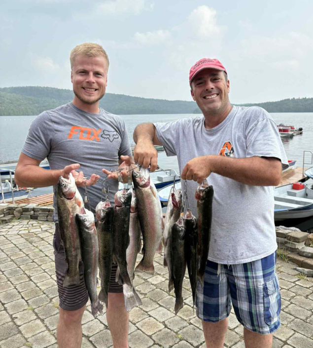 souvenir_real-masse_6 Deux amis à la pêche à la truite à la pourvoirie Au Pays de Réal Massé