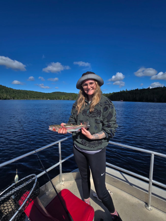 souvenir_real-masse_7 Adolescente près du lac avec un truite pêchée à la pourvoirie Réal Massé
